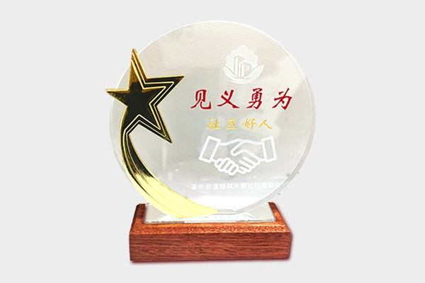 点赞丨“逆行”真英雄，救火显担当！